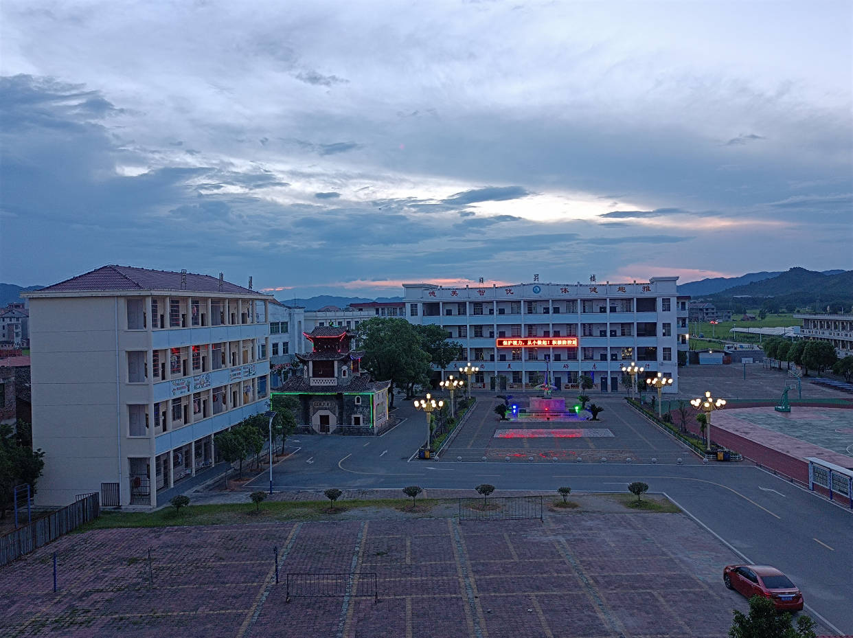 江西中考放榜,落榜生家长有钱花不出去,在学校门口放声痛哭_永丰