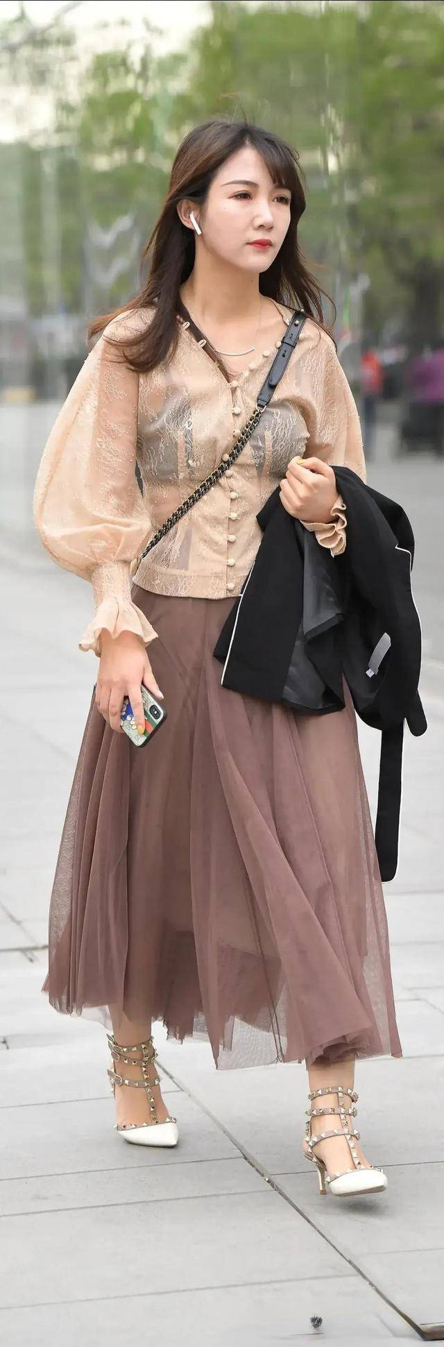 显得|清新特别的连衣裙穿出自然匀称美，塑造长腿美女的风范，温婉气质