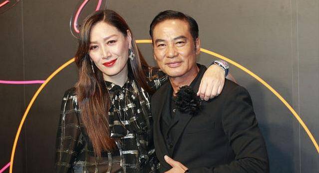 带着|任达华的妻子不愧是模特,不仅身高有优势,衣品也带着奢侈感