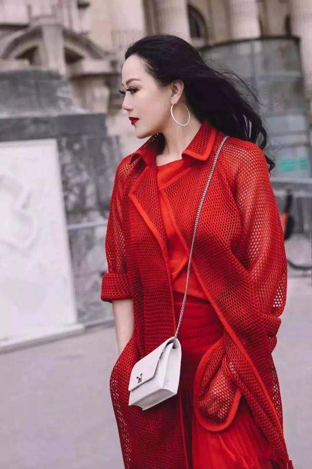 身材|人人都夸章小蕙气质好，虽然身材比较丰满，穿衣仍很有韵味