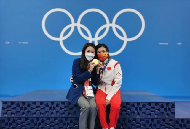 郭晶晶|郭晶晶竟变小迷妹！与双金得主合影却美成主角，留齐肩短发嫩成学生