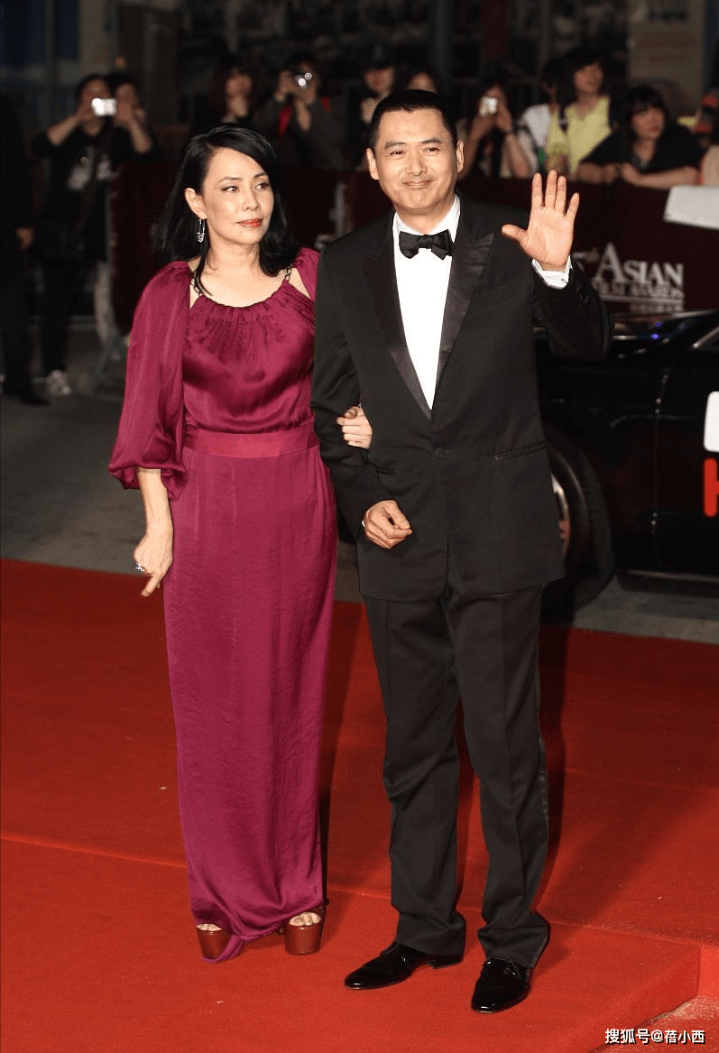 方面|周润发老婆陈荟莲终于不梳“道姑头”了，穿酒红色连衣裙气质优雅