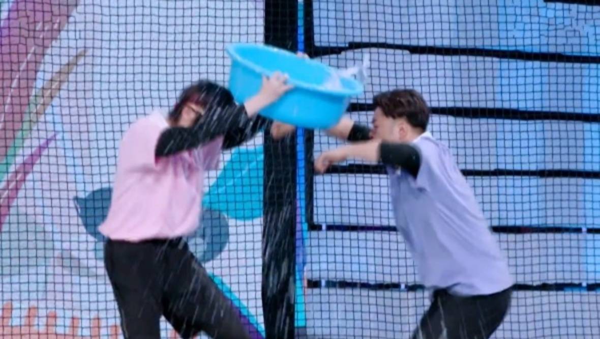 招过|丁程鑫被张雨绮用水球砸到，遇水脱妆被抓拍，男爱豆真颜值藏不住