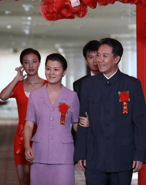 李幼斌|李幼斌与老婆罕见同框,一个沧桑一个精致,差13岁看着也登对