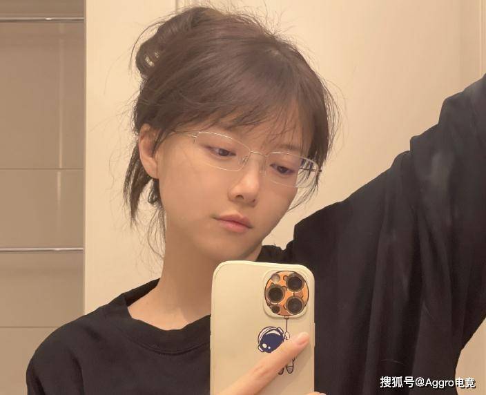 原创lpl主持骆歆主动公开素颜,没了黑色开叉裙,颜值一样顶?