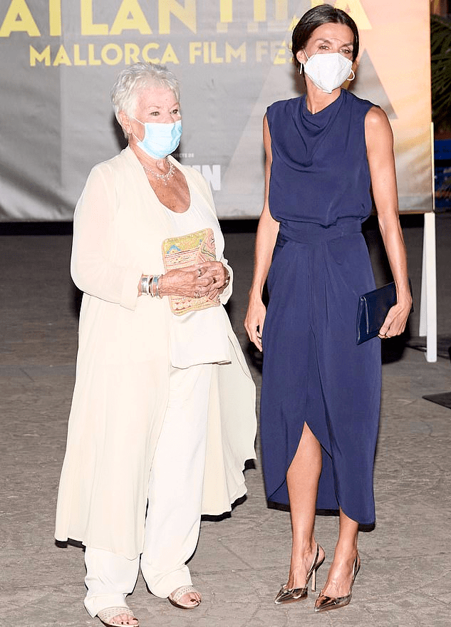 细节|?莱后祖母去世后首次营业！穿褶皱蓝裙秀肌肉，强忍悲痛瞬间显老了