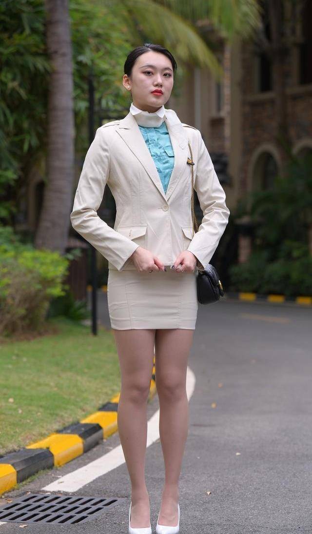 形象|这位时尚女孩穿着破裤子，有点叛逆