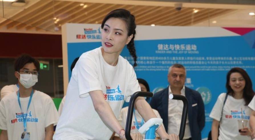 显得|奥运冠军吴敏霞原来这么嫩，简单白T都能穿出小女孩气质，太年轻