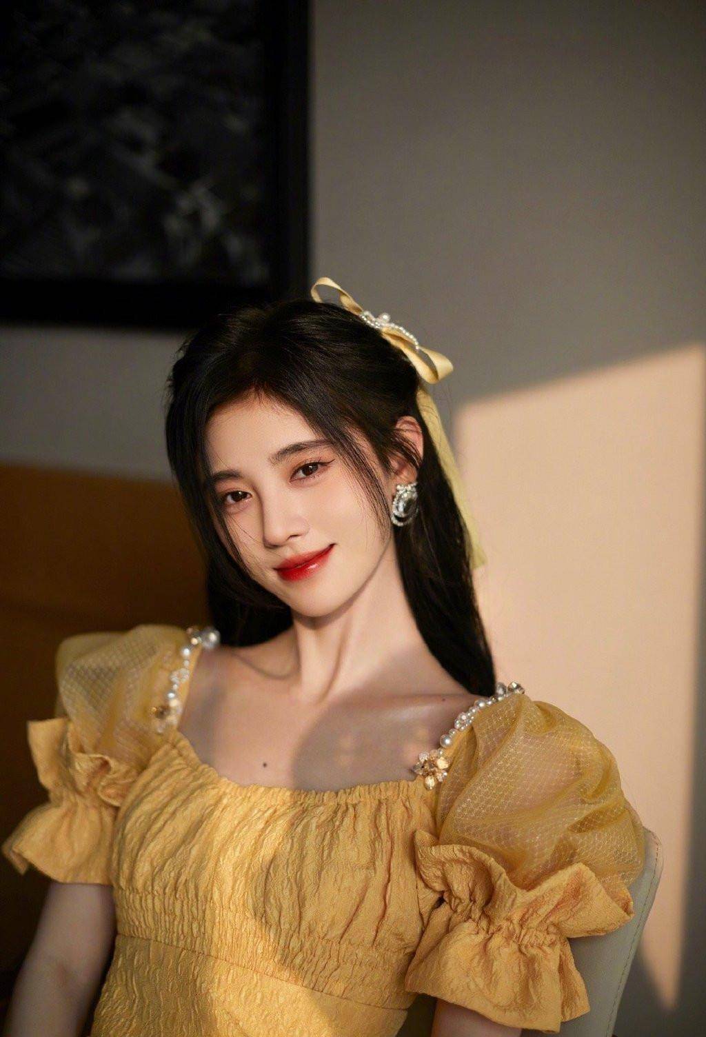 小白|谭松韵把泡泡袖穿火了，甜美又可爱，很多女明星都在模仿