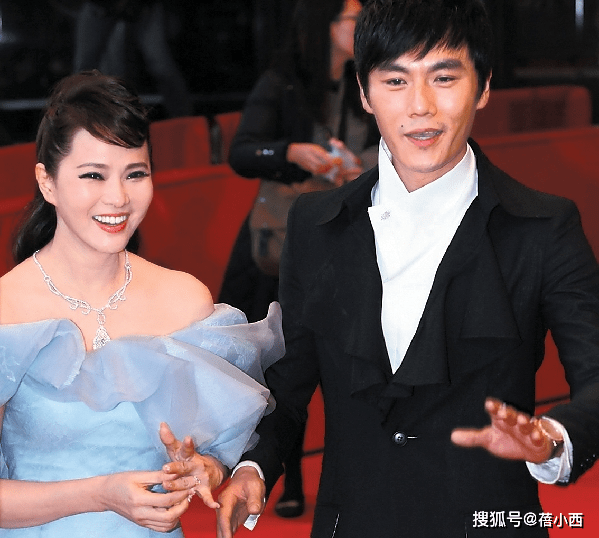 身材|伊能静秦昊牵手走红毯，男穿西装帅气，女的穿一字肩连衣裙好漂亮