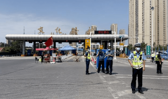 因疫情江苏82个高速路口关闭无核酸证明将劝返