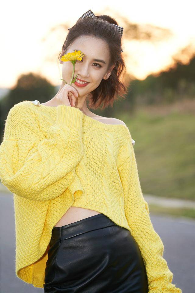 色调|黄圣依的身材属阔太圈top，穿针织衫薄背蛮腰，生俩娃依旧迷人