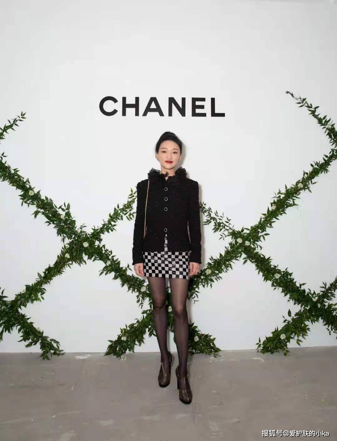 美得|周迅46岁依然美得灵动!穿印花衬衫裙复杂却优雅,皮肤细腻状态好