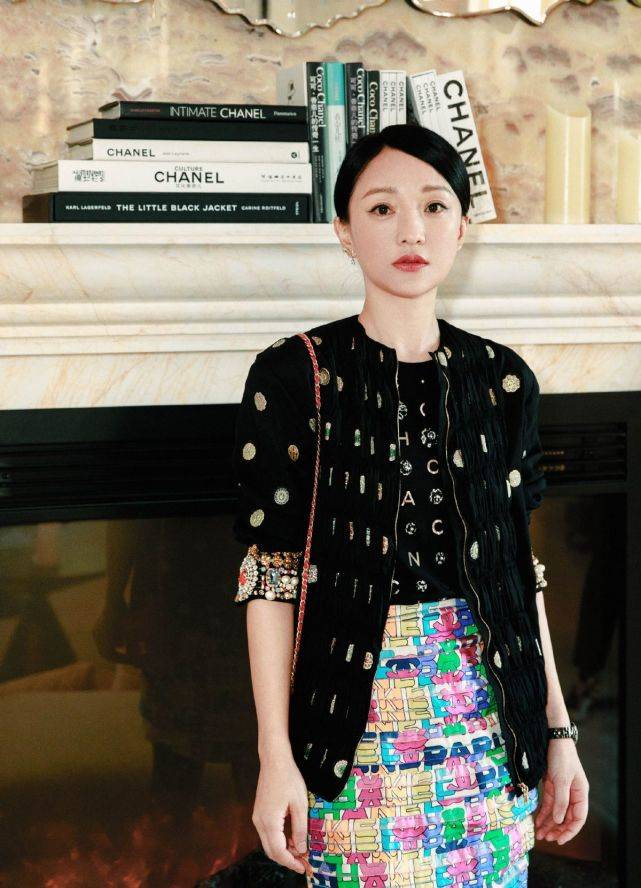 Chanel|周迅穿香奈儿真大胆！刺绣套装配黑丝一点不土，她穿Chanel从不翻车