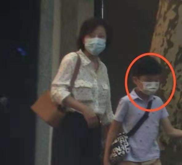 合体|郭京飞一家三口罕见合体，妻子打扮好村味，儿子正脸首曝光太像爸