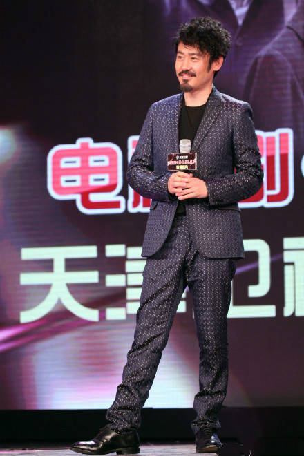 西装|52岁吴秀波机场显邋遢,穿皮衣拉链只拉一半,圆鼓鼓啤酒肚挺明显