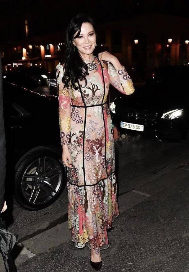 美眉|邓文迪眼光真“毒”,一袭黄色改良旗袍尽显东方韵味美,大方得体