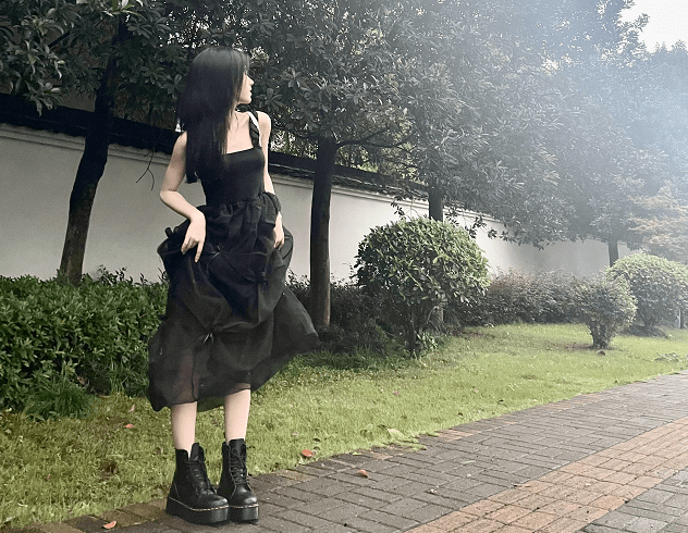 鞠婧祎|鞠婧祎解锁新眼妆，恨天高小黑裙出门踩雨，我却被她的鼻子吸引了