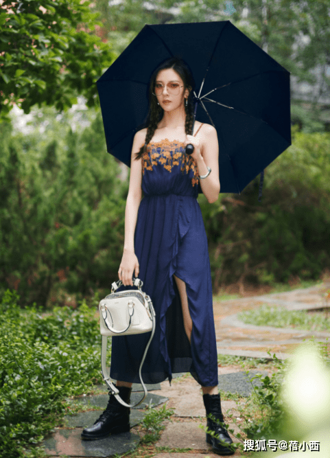 蒋梦婕|蒋梦婕的私服穿搭还挺清凉的，一条红色吊带裙就出门，简约又时髦