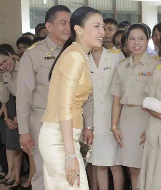 身材|西拉米编发造型显清纯！天蓝鱼尾连衣裙显身材，尽显迷人韵味