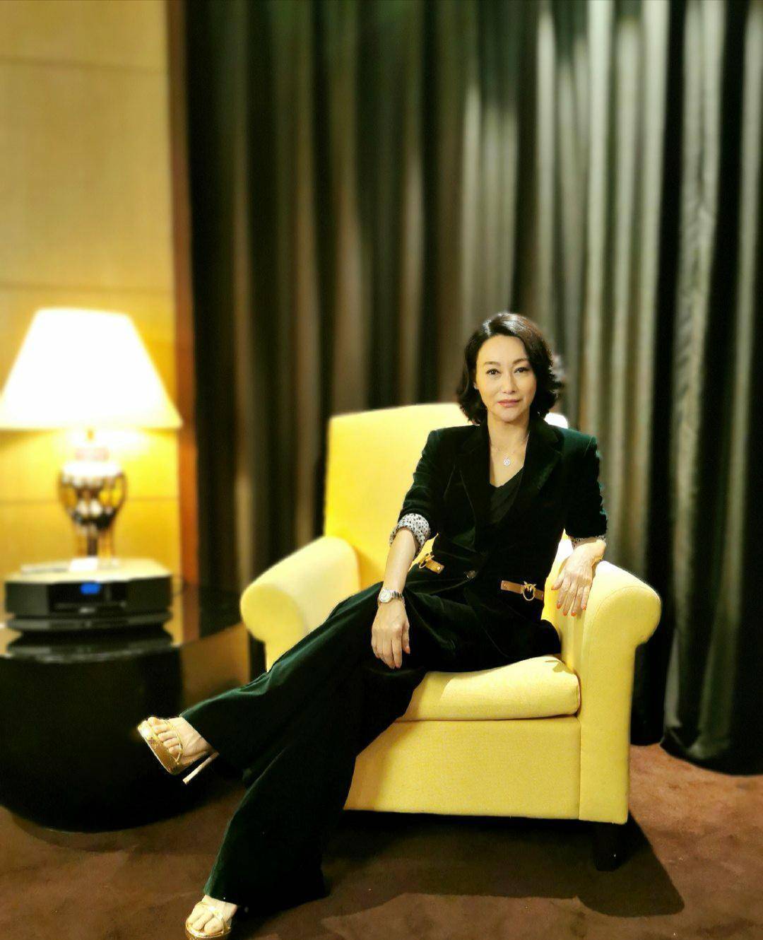 服装|60岁惠英红真年轻，黑亮片长裙点缀紫色流苏裙摆，时尚减龄又吸睛