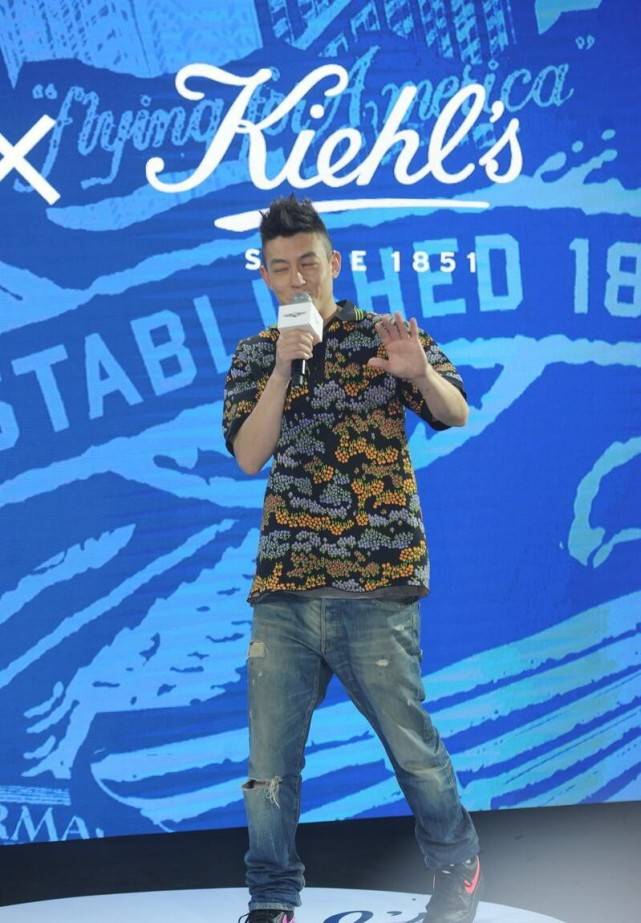 感觉|陈冠希老了也不甘落后，穿蓝色T恤配“奶奶裤”，还挺时髦的