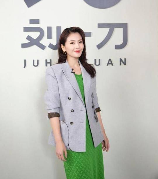 颜色|刘涛的原装五官太出众，穿绿色连衣裙配西装干练知性，飒爽大气