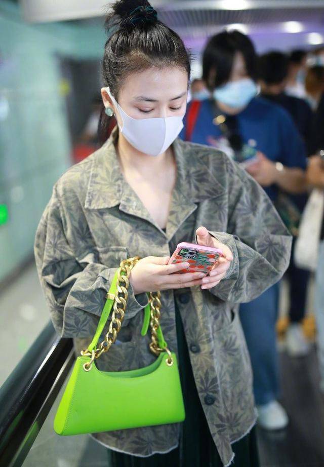 设计|马思纯瘦10斤后走机场，穿印花夹克时髦大方，果然减肥等于整容