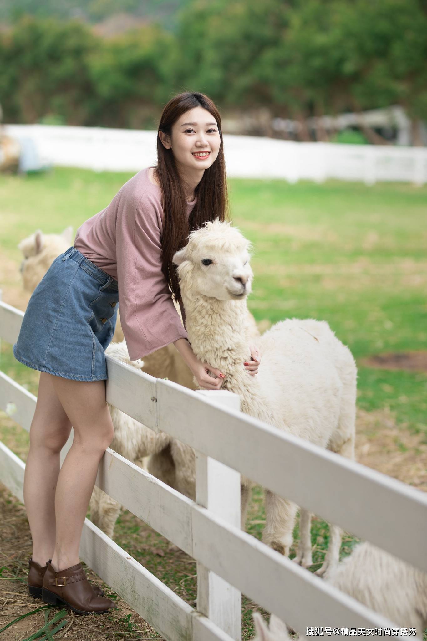 夏天|浅色的牛仔半裙，纽扣的设计，复古中又带点小清新，穿上它美美哒