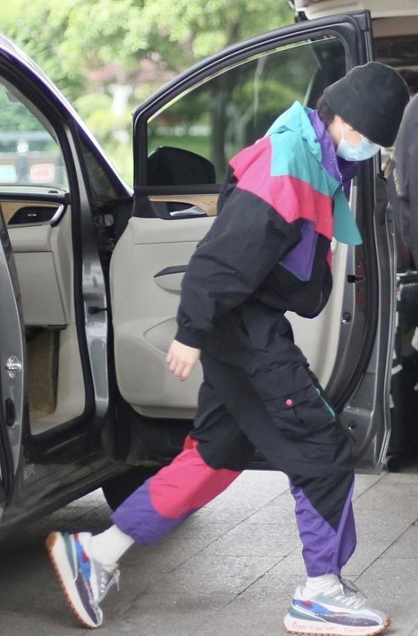 华晨宇|华晨宇这少年感不是吹的，穿白色外套简约低调，青春洋溢
