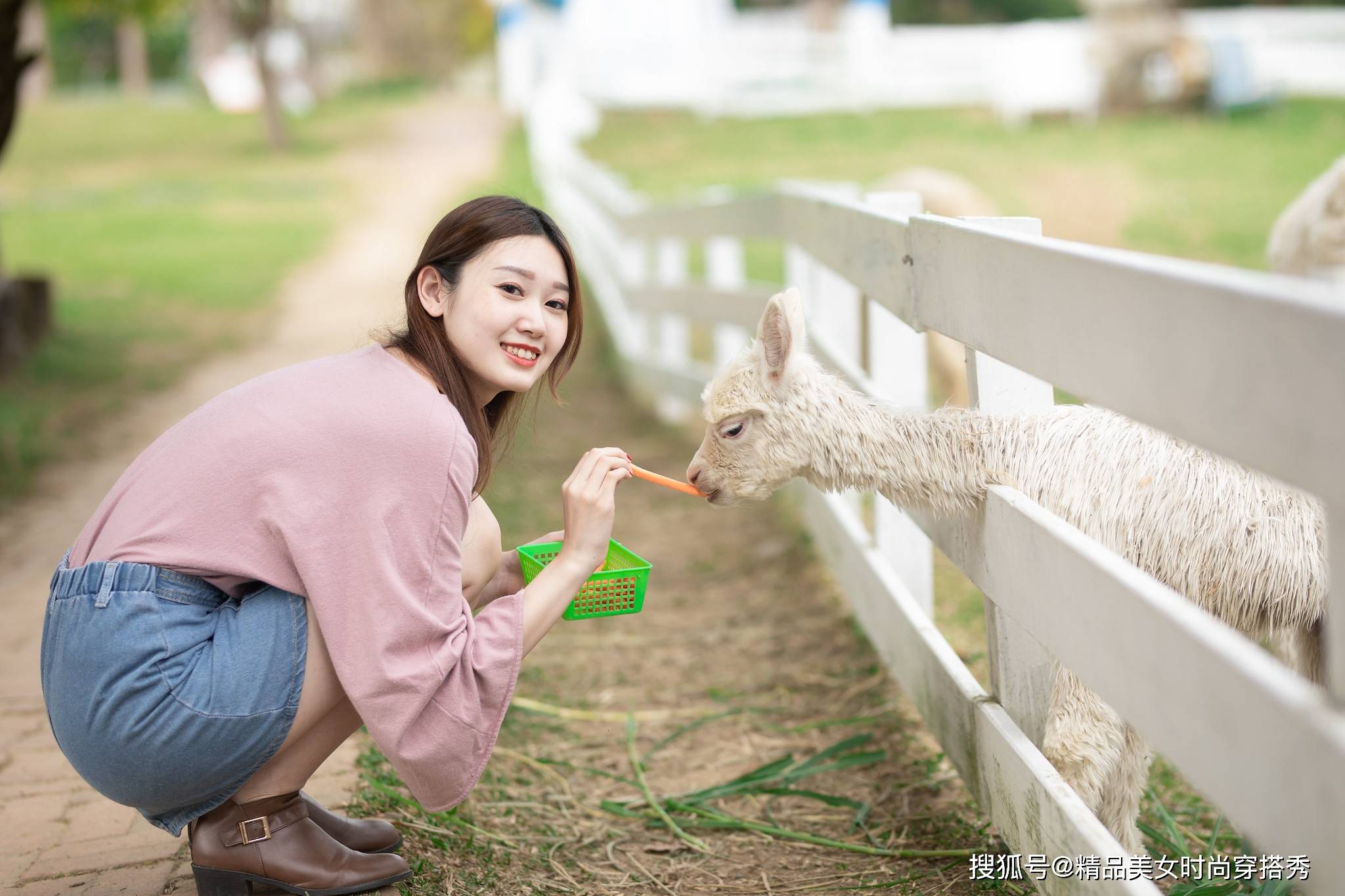夏天|浅色的牛仔半裙，纽扣的设计，复古中又带点小清新，穿上它美美哒