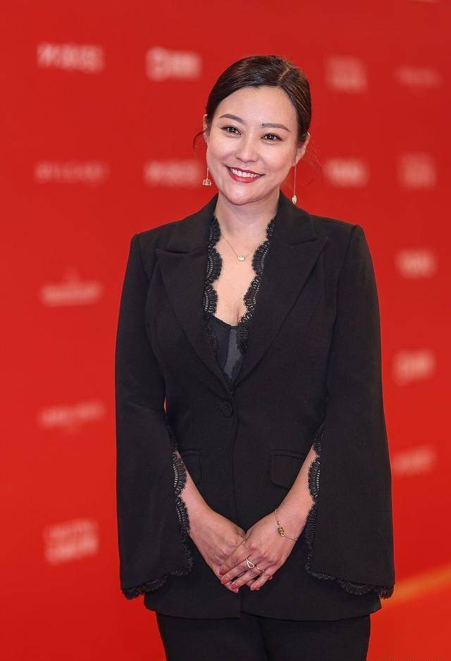 图案|郝蕾向来很自信,印花T恤搭配拼色阔腿裤,微胖身材也可以很迷人