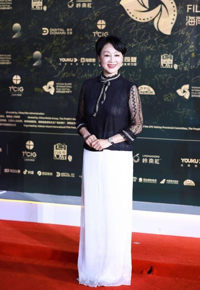 设计|王姬老的真实自然，奶奶年纪穿精致黑纱裙，好气质比颜值更加分