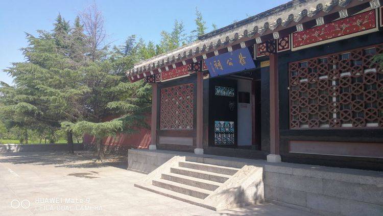 相传龙口徐福镇是秦代方士徐福的家乡,这里有座徐公祠,是为纪念徐福而