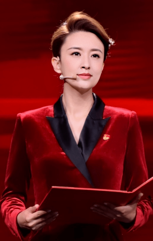 显得|张蕾真是主持界的“天花板”，穿红色连体裤高级大气，气质无敌了