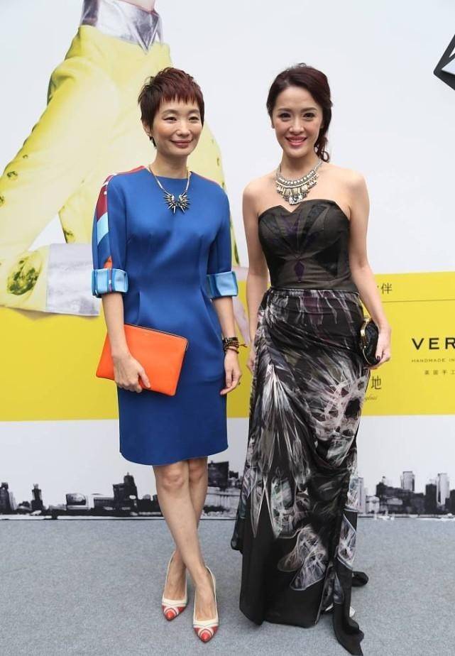 方面|向华强的侄女自带气场,奔五年纪穿碎花裙也不俗,腋下透气挺特别