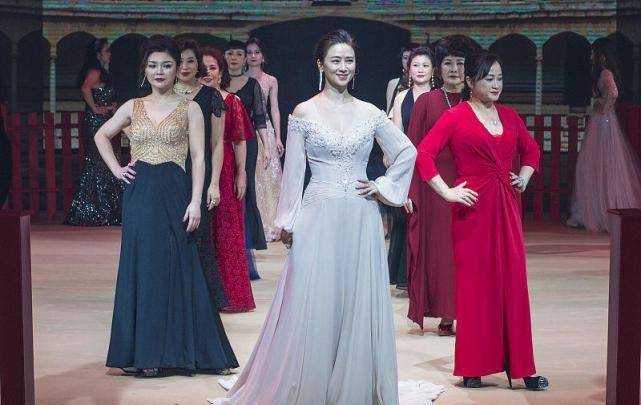 身材|翁虹的气质看着还挺高级的，可是礼裙穿得挺普通，显不出身材优势