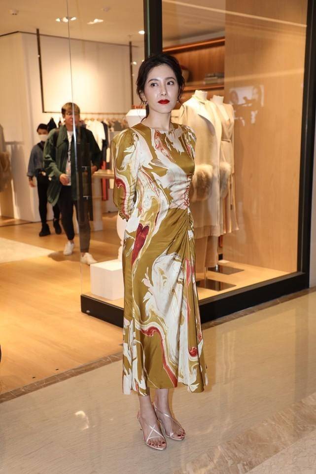 身材|曾黎真是太好看了，穿松垮垮的玫粉色长裙，也不影响颜值发挥