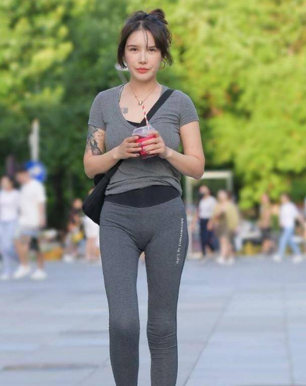 显得|身材高挑的健美裤小姐姐，造型甜美吸睛，温婉动人的气质