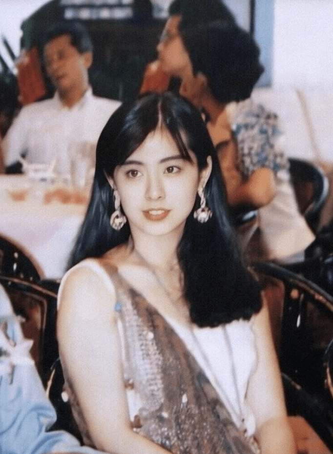 状态|54岁王祖贤晒自拍，无滤镜下皮肤松弛法令纹抢镜，与狗为伴显孤独