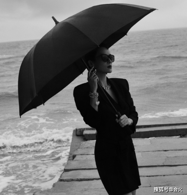 状态|章子怡海边拍时尚大片，穿深V套装脖子戴粗锁链，露出一排大白牙