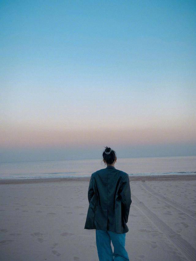 整体|“大表姐”刘雯真时尚，简约阔腿裤也时髦，不愧是超模界翘楚