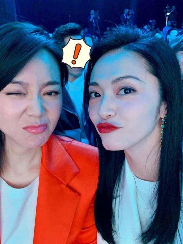 橙色|闫妮与姚晨同框亮相，同穿西装气质也相近，真看不出两人相差8岁