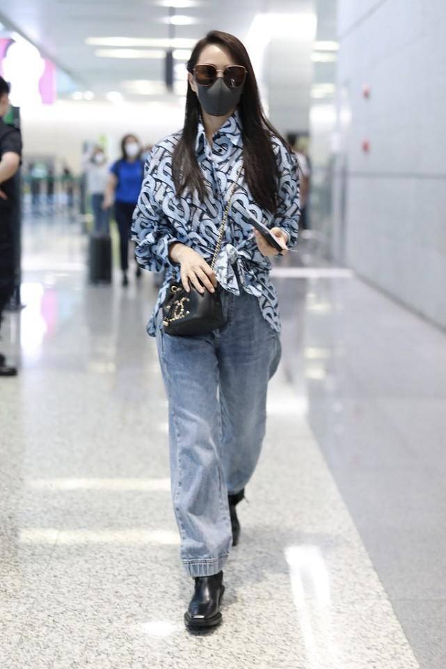 夏天|伊能静真是“优雅派掌门”,穿飘带衬衫配牛仔裙,与秦昊更像姐弟