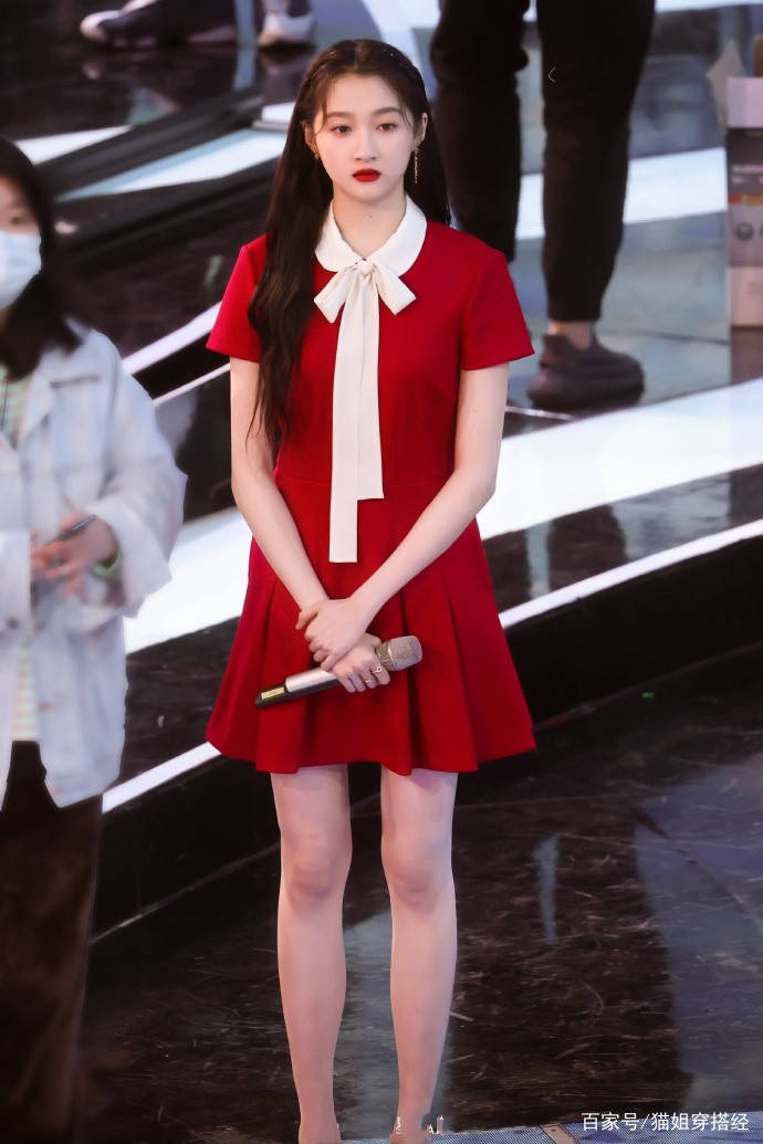 效果|关晓彤把红裙当“半永久”了？上五四晚会也穿，不过长腿的确惊艳