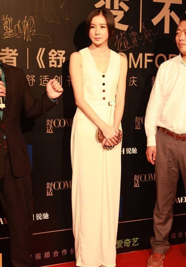 套装|孙菲菲比小姑娘耐看，气质轻熟妆造精致，透着一种成熟女人味