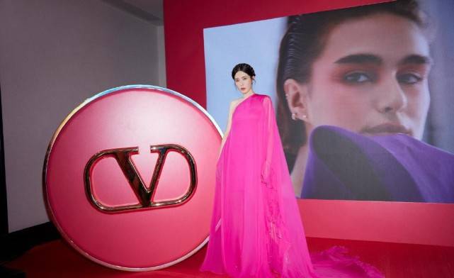 身材|曾黎真是太好看了,穿松垮垮的玫粉色长裙,也不影响颜值发挥