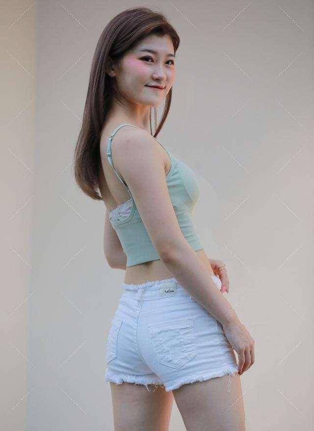女孩子|红色渐变色上衣加灰色高腰打底裤，搭配得更有女人味，更是吸睛
