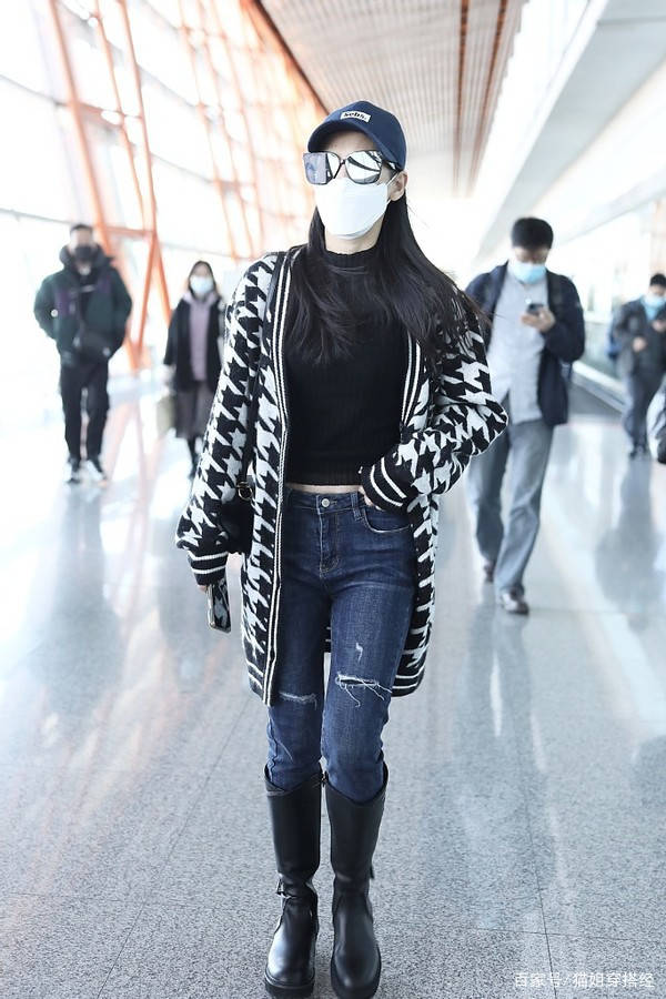 黑色|黄圣依和妈旧地重游，穿貂皮大衣贵妇范十足，妈妈对镜比耶真俏皮