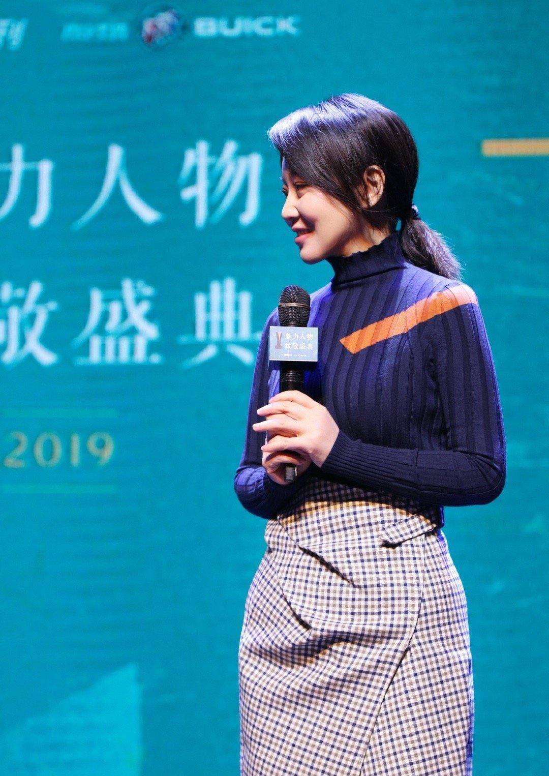 闫妮|49岁闫妮挑战脏脏辫，斜肩礼服衬出女神范儿，纤细身材减龄又吸睛